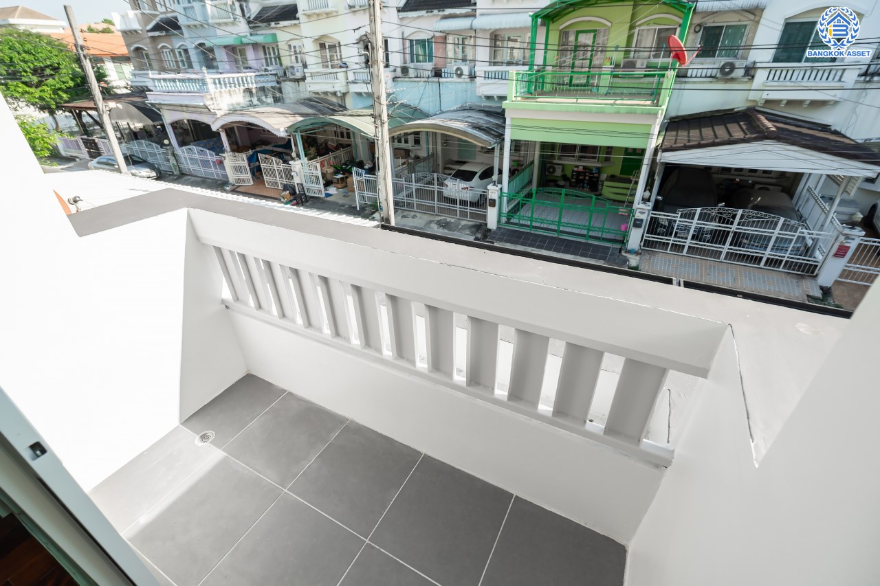 บ้านมือสองตกแต่งใหม่ ทำเลใจกลางเมือง ม.พาร์ค แกลเลอรี่ ประชาชื่น ทาวน์โฮม 3 ชั้น เนื้อที่ 22.5 ตร.ว. ฟังก์ชัน 3 ห้องนอน 3 ห้องน้ำ 2 ที่จอดรถ บนทำเลเดินทางสะดวก เชื่อมต่อหลายเส้นทาง ใกล้เดอะมอลล์งามวงศ์วาน เซ็นทรัลแจ้งวัฒนะ ทางด่วน "งามวงศ์วาน"